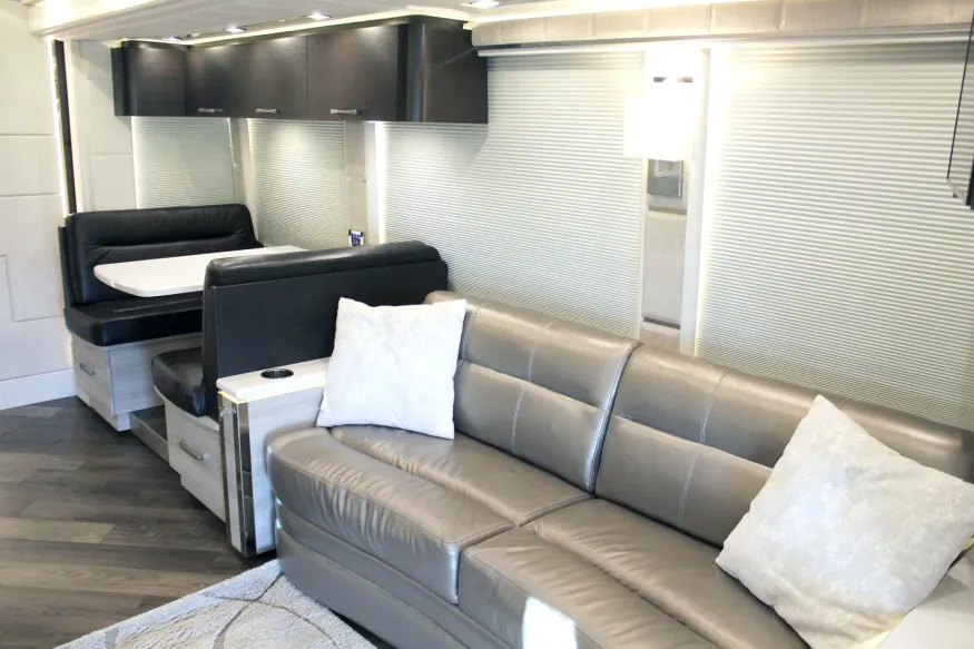 2023 Emerald Prevost H3-45 | Photo 19 of 34