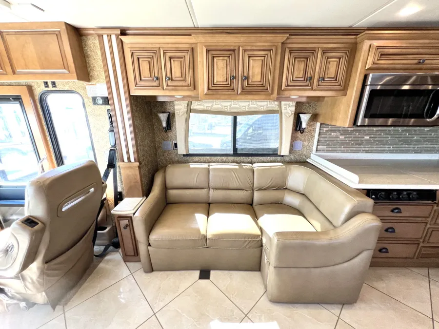 2014 Newmar Dutch Star 4369 | Photo 8 of 34