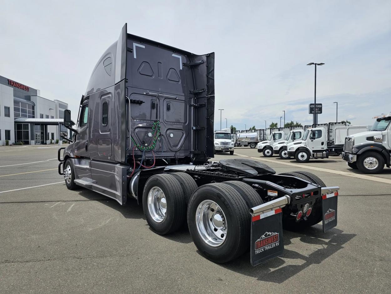 2023 Freightliner Cascadia 126 | Photo 7 of 18