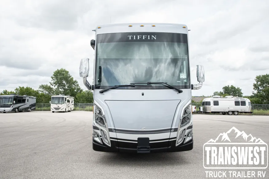 2025 Tiffin Zephyr 45 FZ | Photo 4 of 31