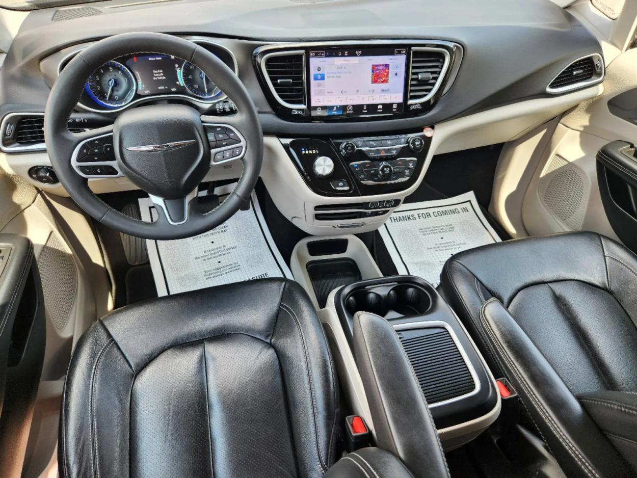 2022 Chrysler Pacifica Touring L | Photo 11 of 27