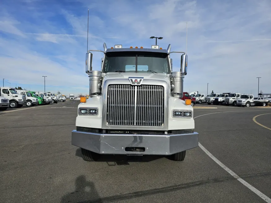 2020 Western Star 4900SA | Photo 2 of 19