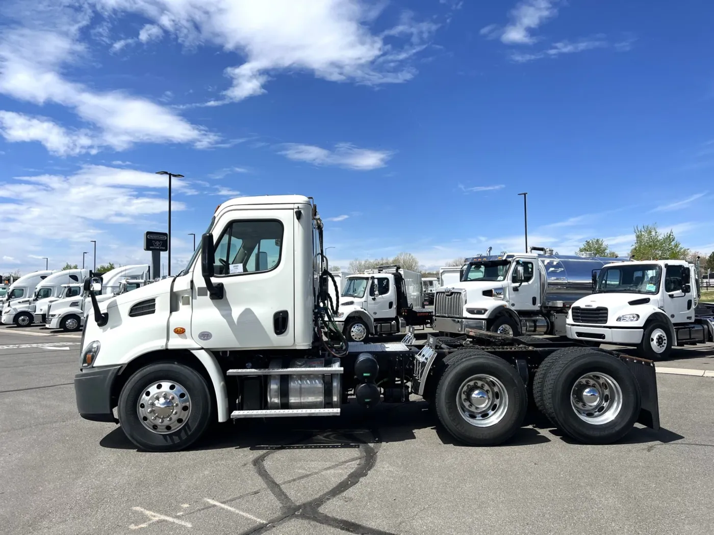 2016 Freightliner Cascadia 126 | Photo 3 of 22