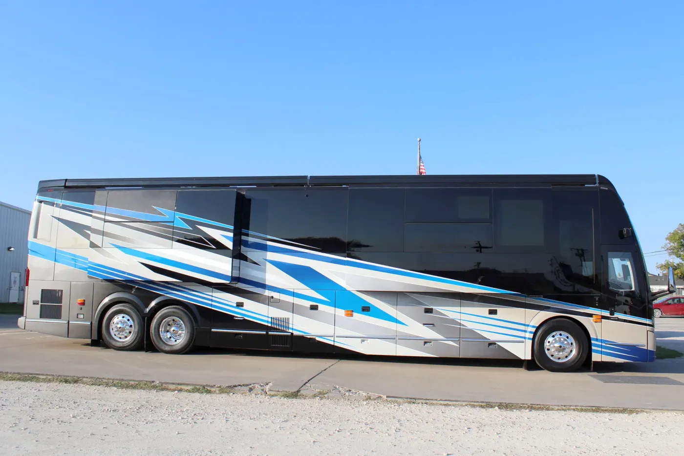 2025 Emerald Prevost H3-45 | Photo 2 of 34