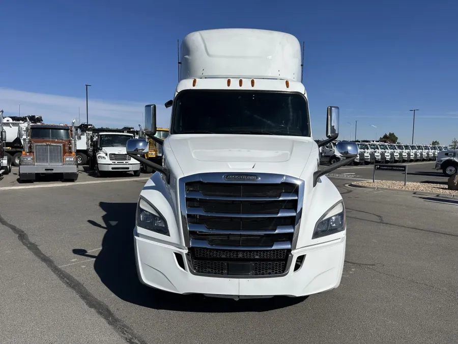 2020 Freightliner Cascadia 126 | Photo 2 of 16