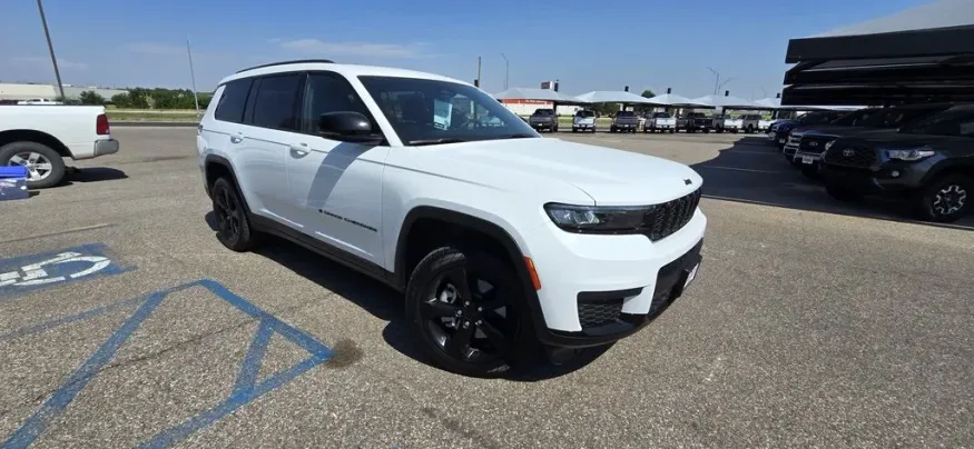 2023 Jeep Grand Cherokee L | Photo 3 of 33