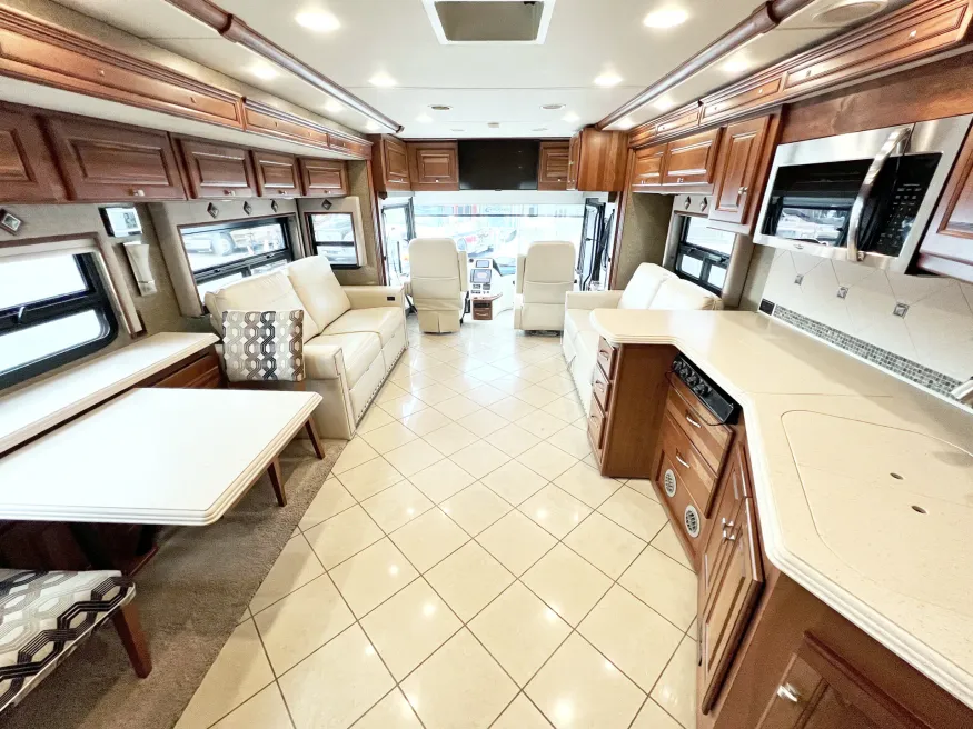 2014 Itasca Meridian 36M | Photo 4 of 30