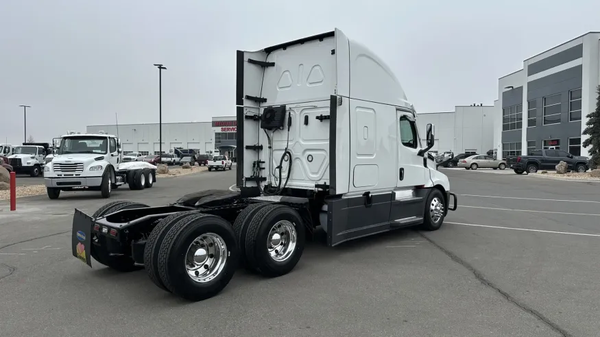 2023 Freightliner Cascadia 126 | Photo 5 of 22