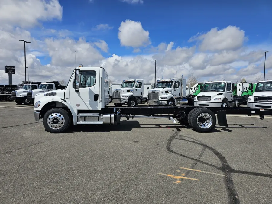 2024 Freightliner M2 106 | Photo 4 of 18