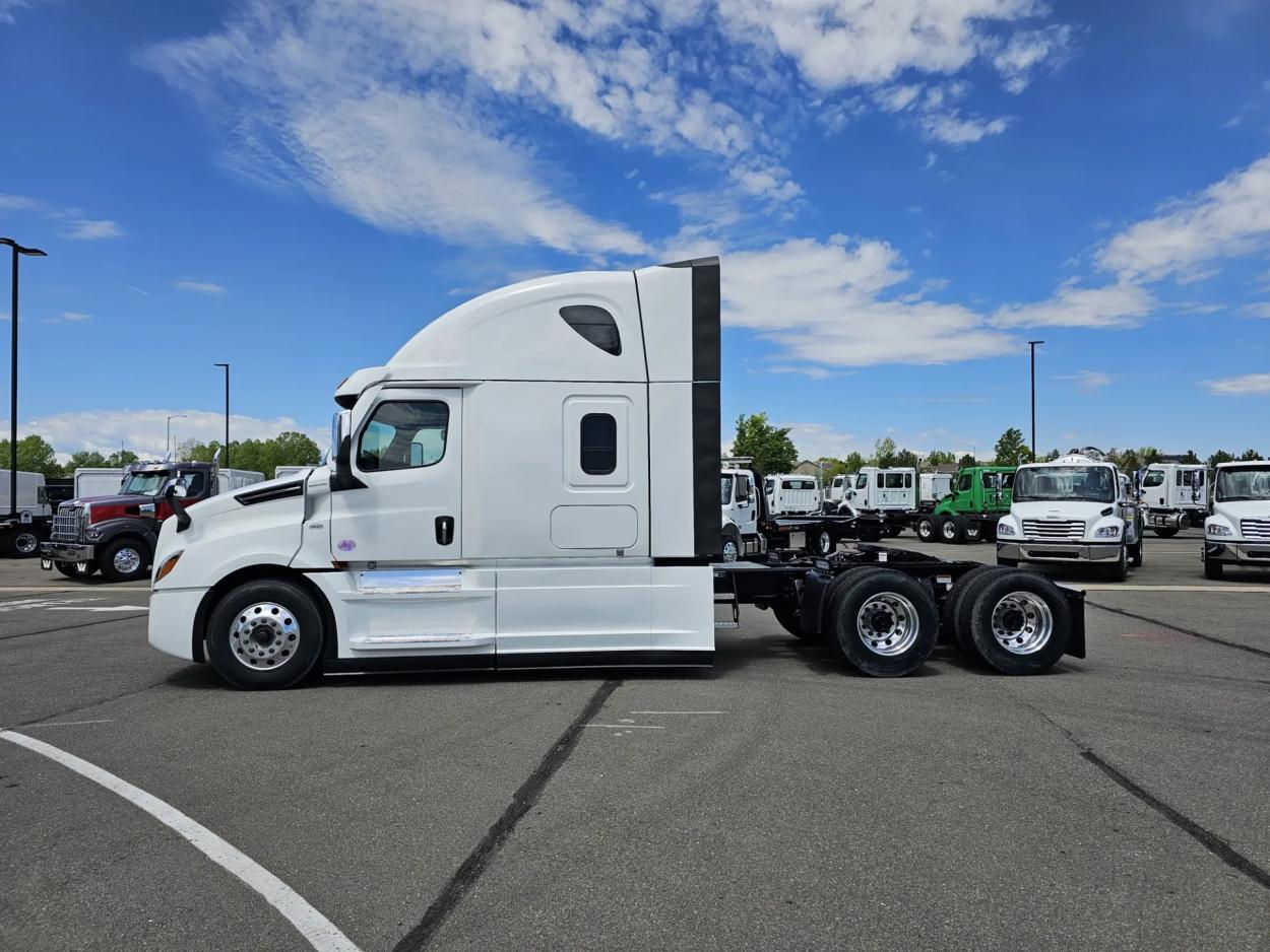 2024 Freightliner Cascadia 126 | Photo 4 of 22