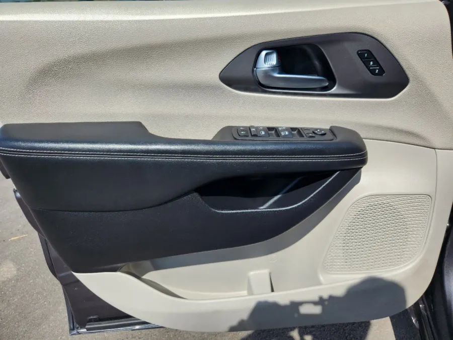 2022 Chrysler Pacifica Touring L | Photo 5 of 27