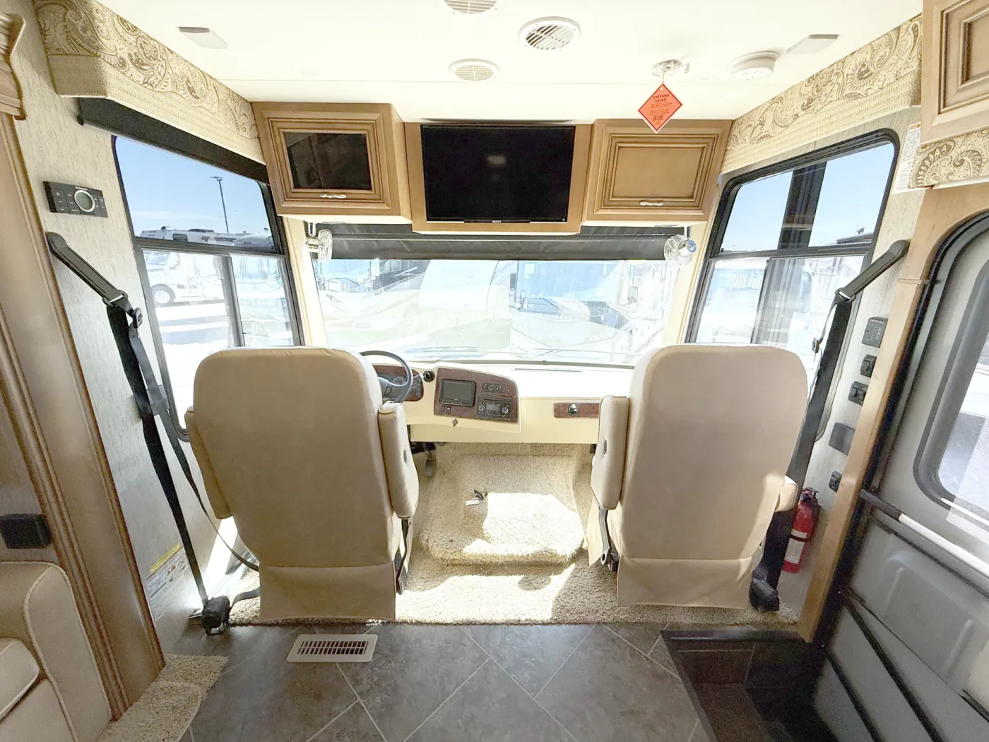 2014 Newmar Bay Star 3308 | Photo 5 of 28