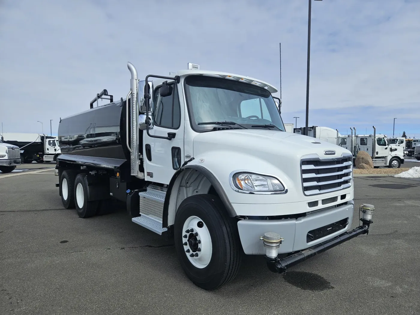 2025 Freightliner M2 106 | Photo 3 of 17