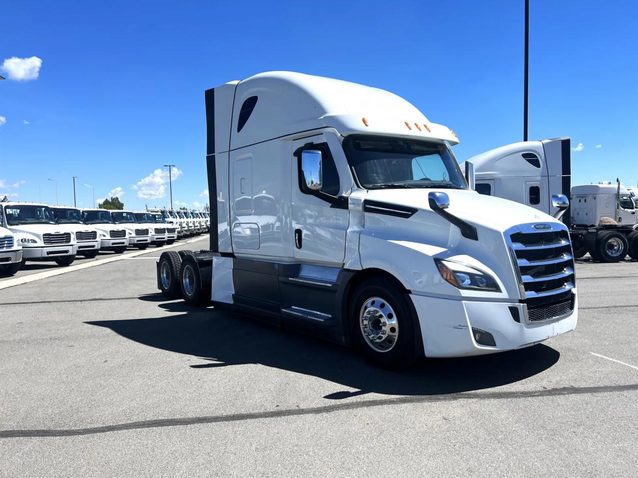 2023 Freightliner Cascadia 126 | Photo 3 of 18