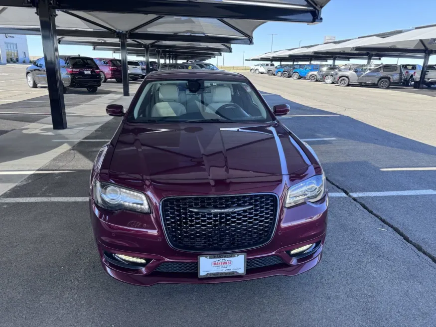 2022 Chrysler 300 Touring L | Photo 7 of 17