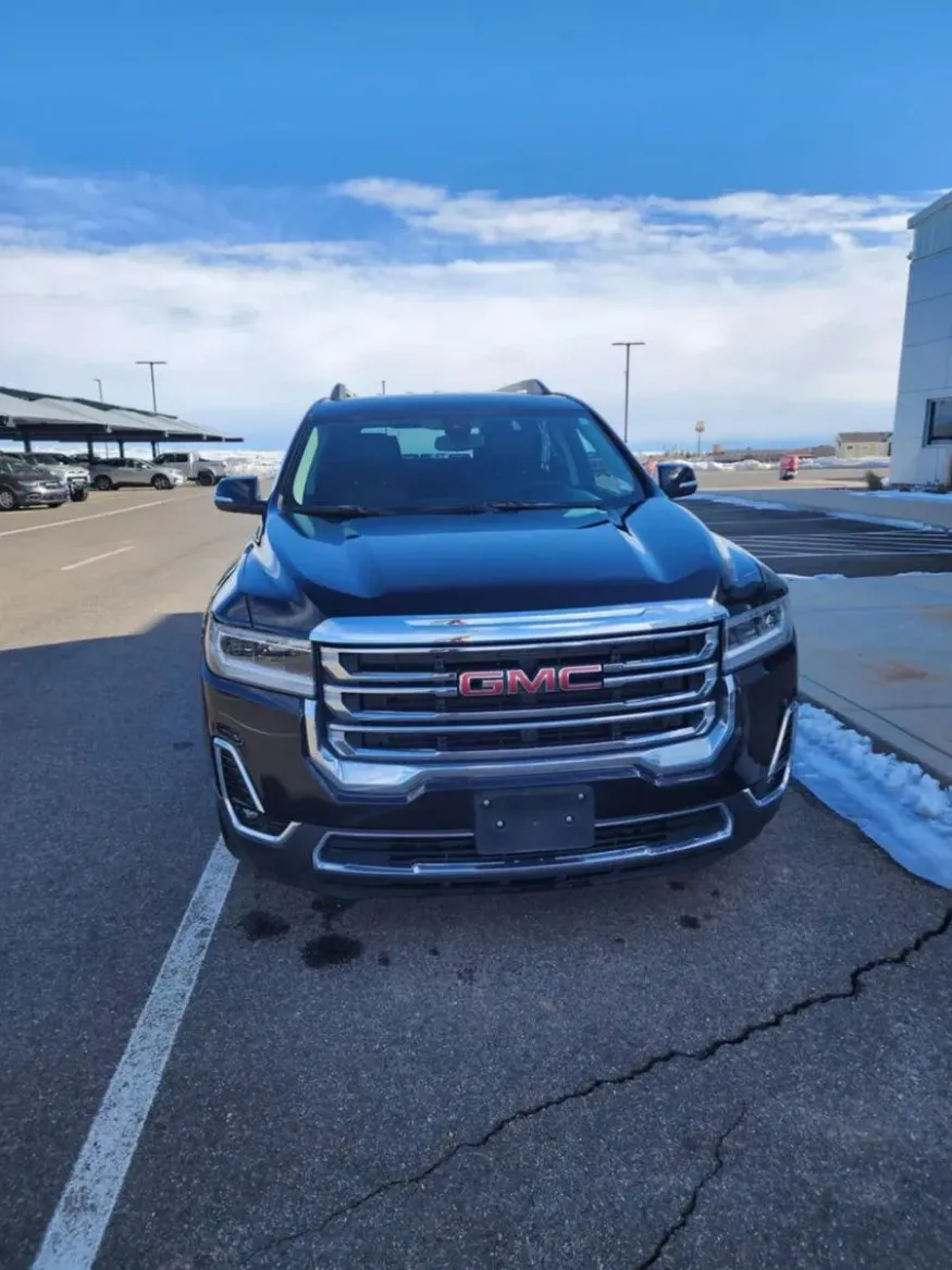 2023 GMC Acadia SLT | Photo 1 of 21