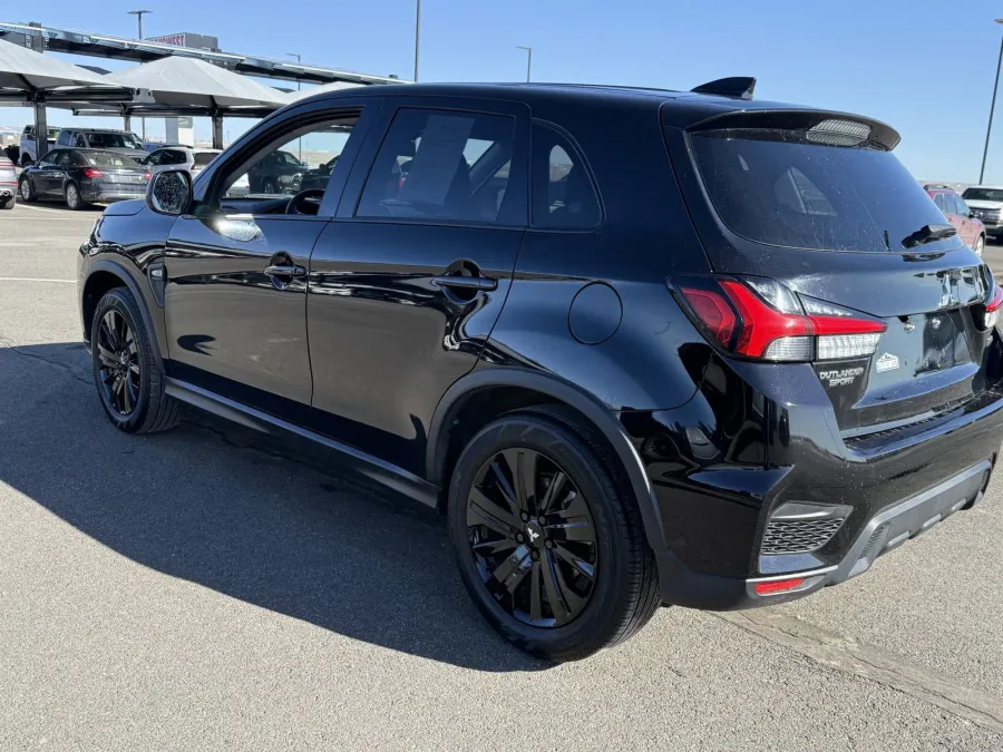 2024 Mitsubishi Outlander Sport | Photo 2 of 16