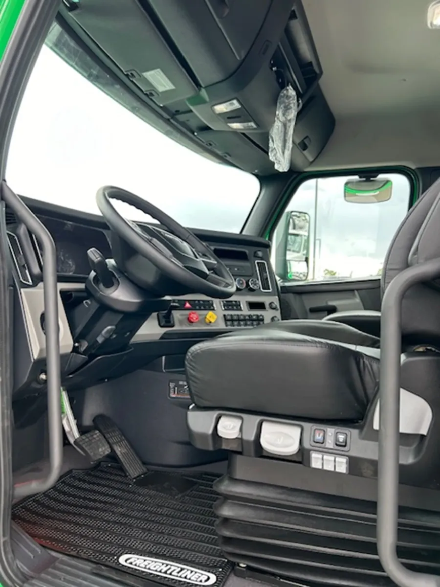 2025 Freightliner Cascadia 126 | Photo 10 of 17