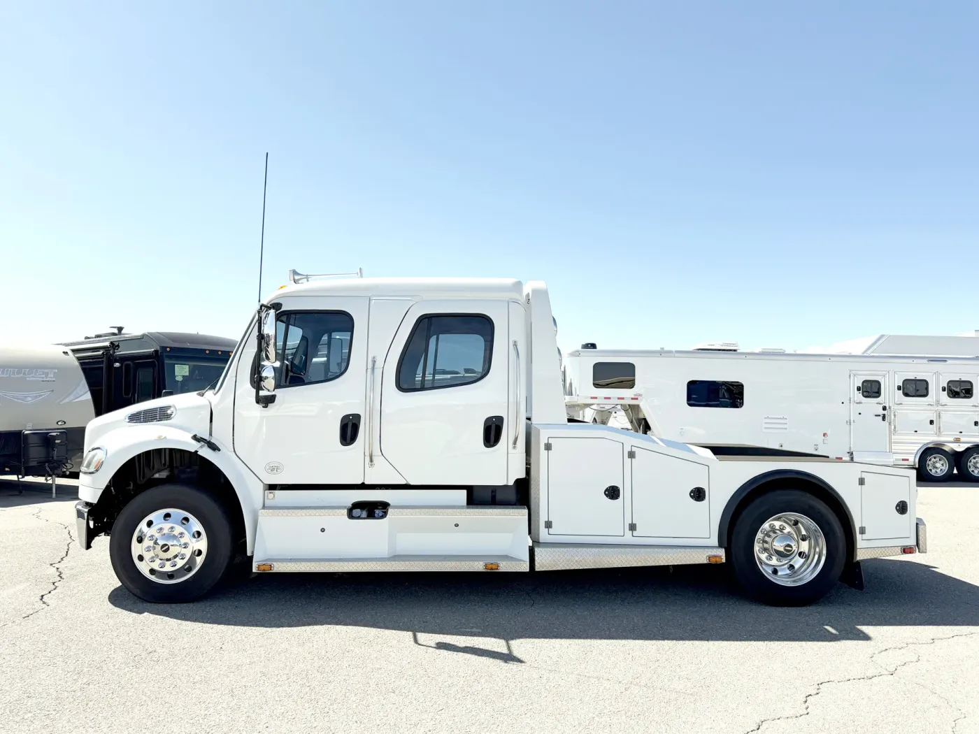 2015 Freightliner M2 106 Sportchassis | Photo 2 of 25