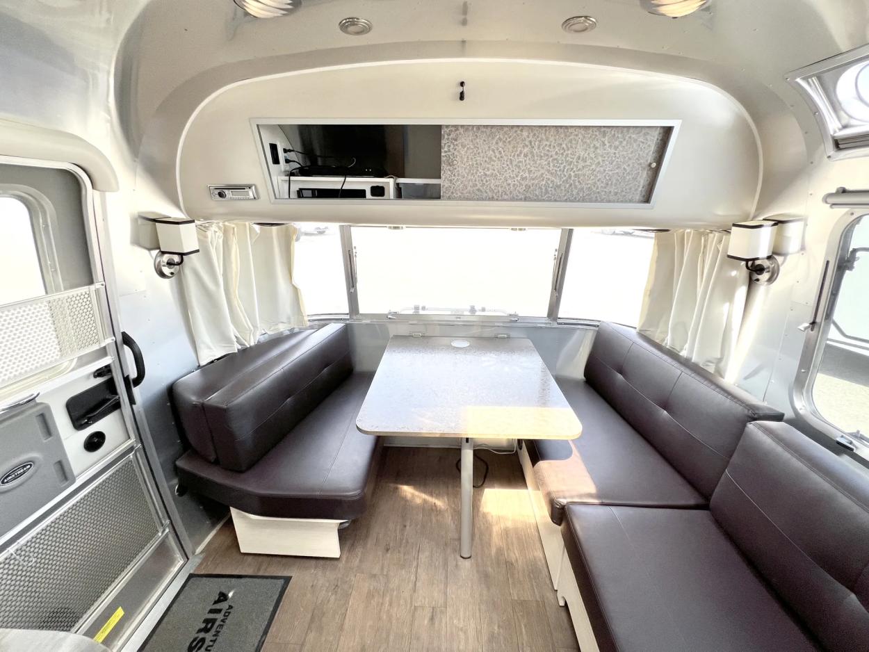 2019 Airstream International 27FB | Photo 6 of 19