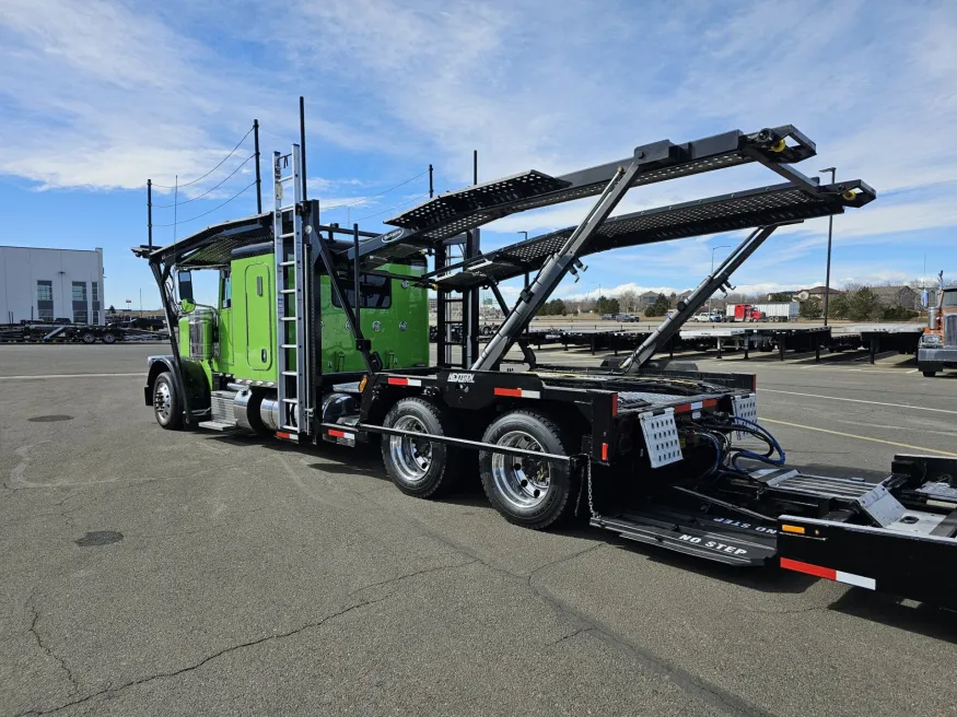 2023 Peterbilt 389 | Photo 6 of 34