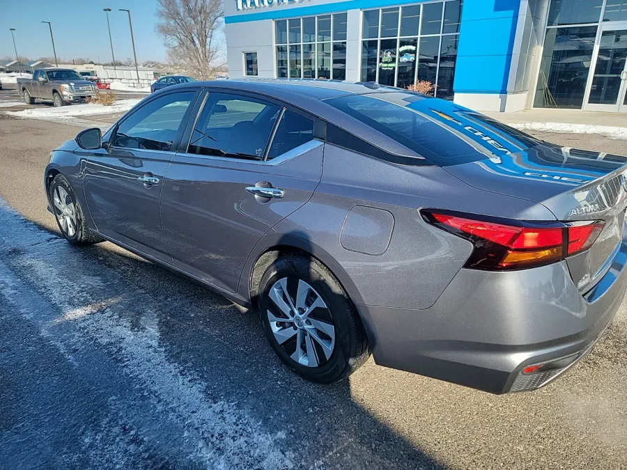 2020 Nissan Altima 2.5 S | Photo 2 of 15