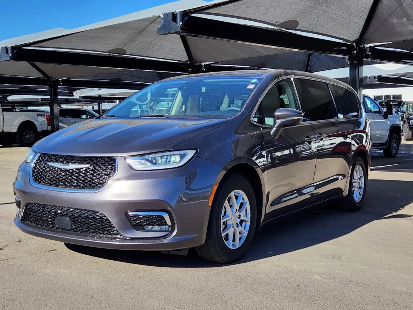 2023 Chrysler Pacifica Touring L | Photo 3 of 29