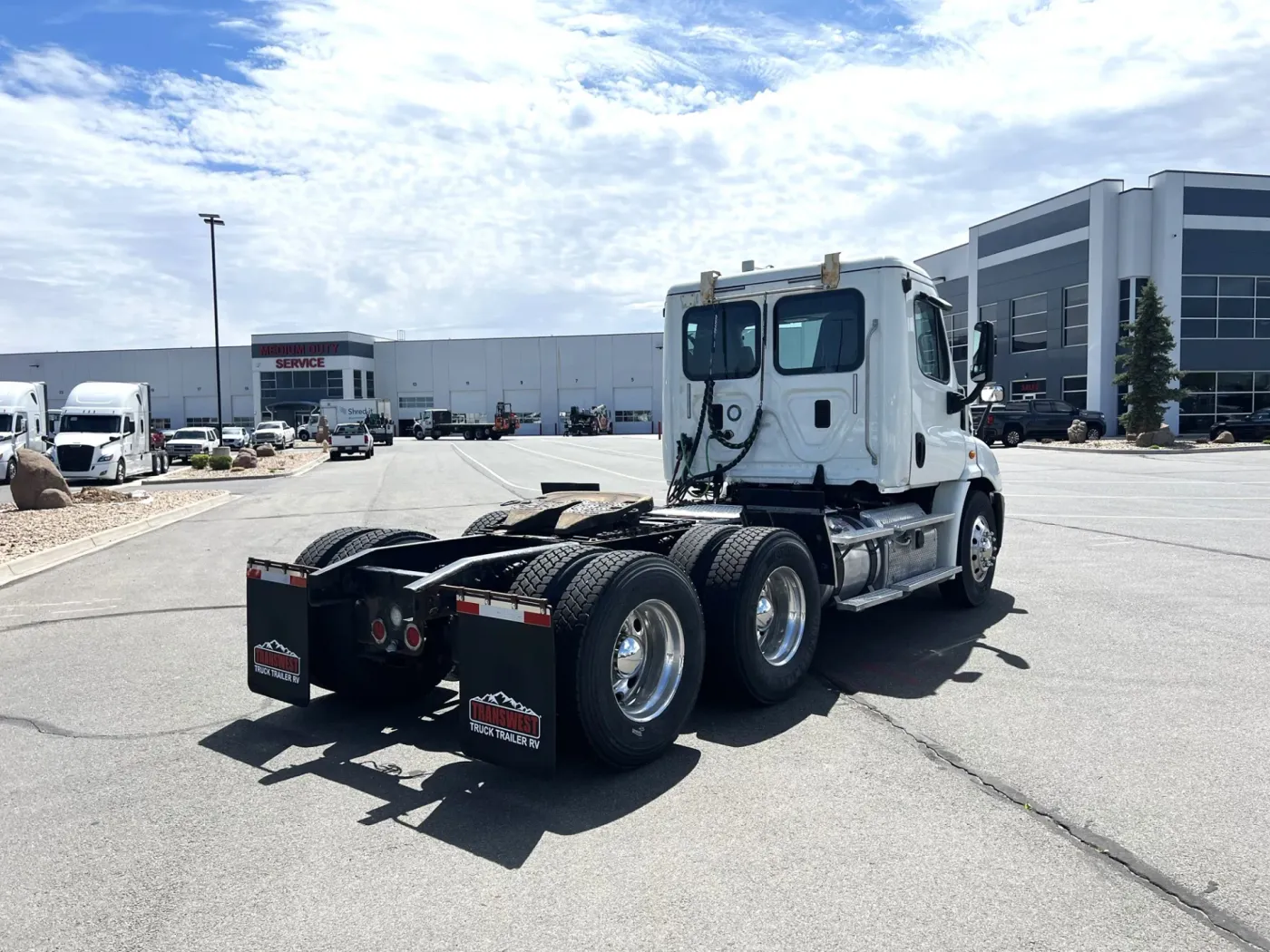 2016 Freightliner Cascadia 126 | Photo 5 of 22