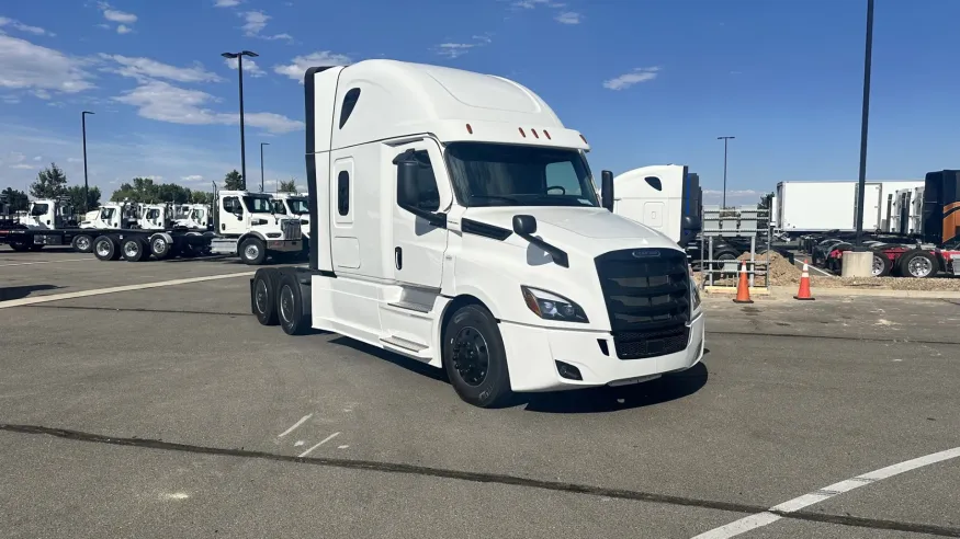 2025 Freightliner Cascadia 126 | Photo 3 of 21