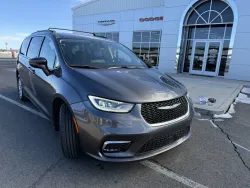 2022 Chrysler Pacifica Touring L | Thumbnail Photo 2 of 17