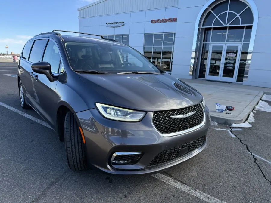 2022 Chrysler Pacifica Touring L | Photo 2 of 17