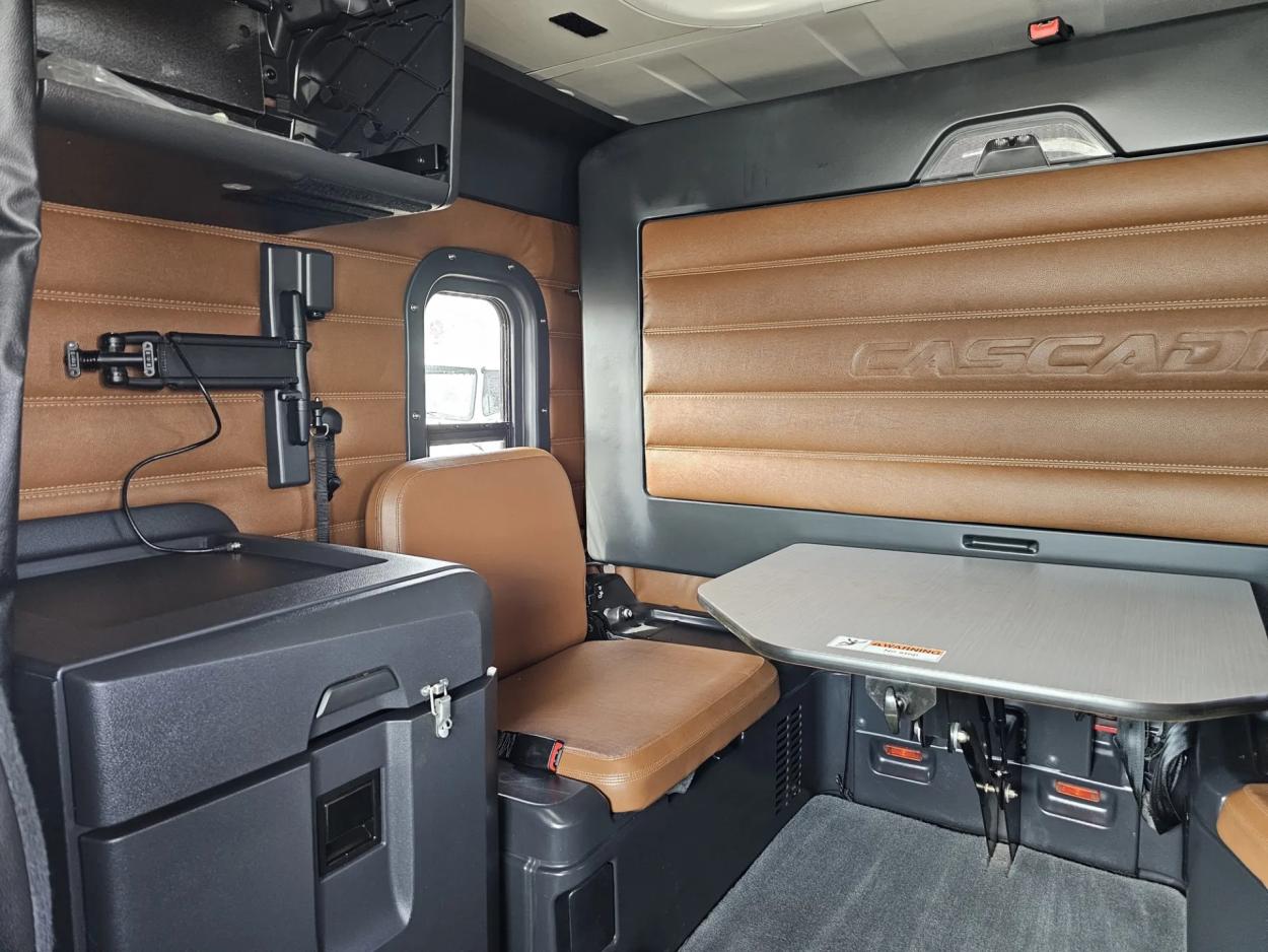 2019 Freightliner Cascadia 126 | Photo 11 of 27