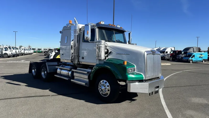 2020 Western Star 4900SA | Photo 3 of 22