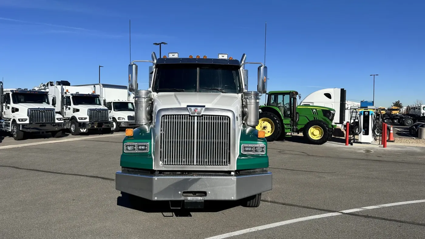 2020 Western Star 4900SA | Photo 2 of 22