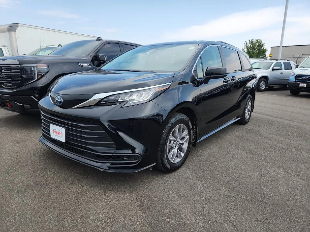 2022 Toyota Sienna LE | Photo 2 of 3