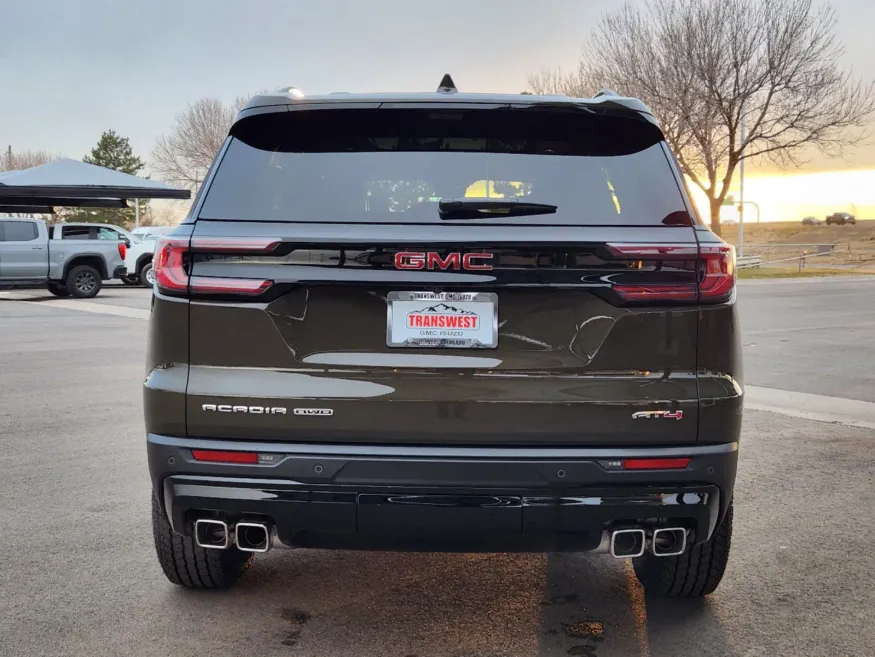 2025 GMC Acadia AWD AT4 | Photo 13 of 31