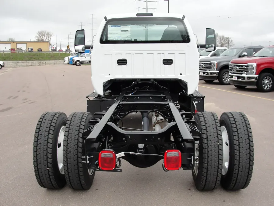 2025 Ford F-650 | Photo 4 of 12