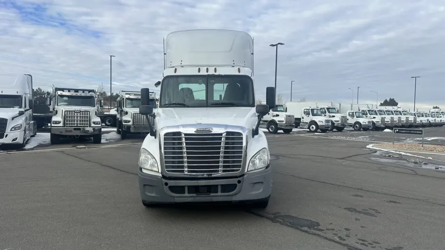 2017 Freightliner Cascadia | Photo 2 of 16