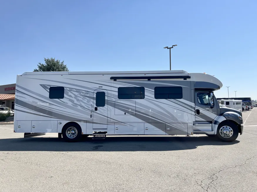 2025 Renegade Verona LE 40LRB | Photo 3 of 32