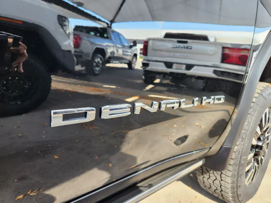 2025 GMC Sierra 2500HD Denali Ultimate | Photo 13 of 28