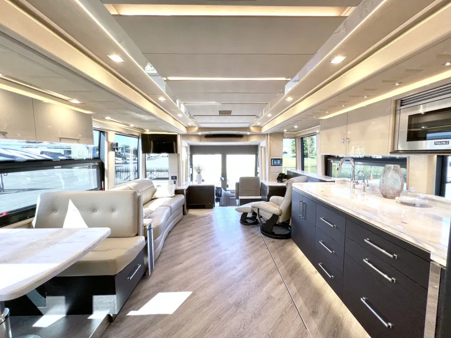 2023 Emerald Prevost H3-45 | Photo 7 of 47