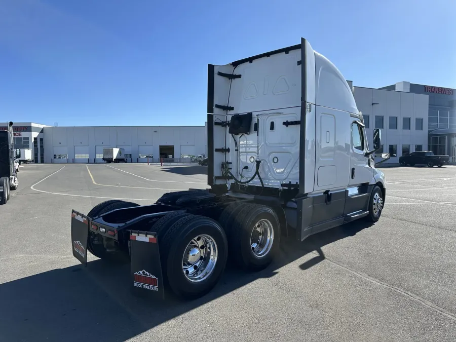 2023 Freightliner Cascadia 126 | Photo 5 of 22