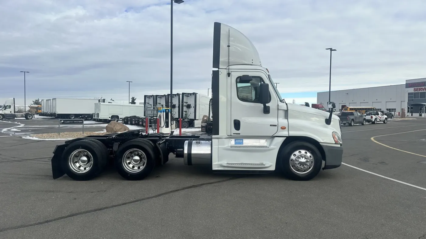 2017 Freightliner Cascadia | Photo 4 of 16