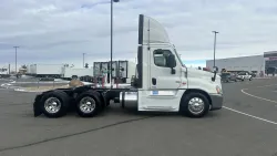 2017 Freightliner Cascadia | Thumbnail Photo 4 of 16