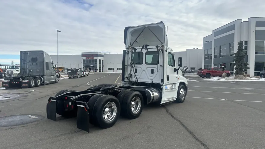 2017 Freightliner Cascadia | Photo 5 of 16