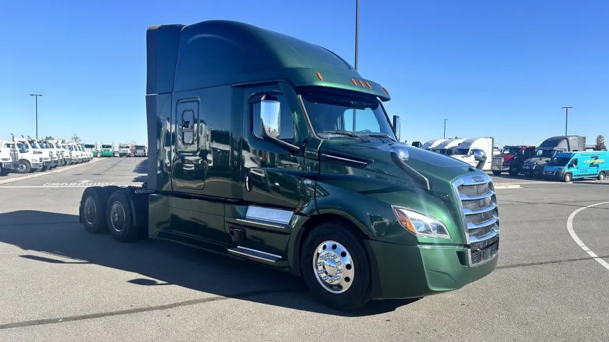 2025 Freightliner Cascadia 126 | Photo 3 of 19