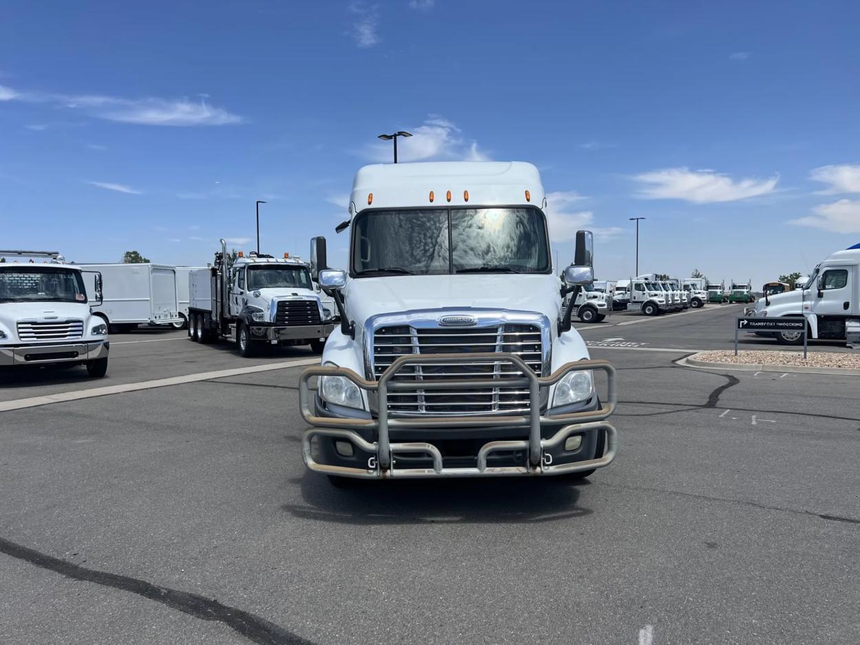 2015 Freightliner Cascadia | Photo 2 of 20