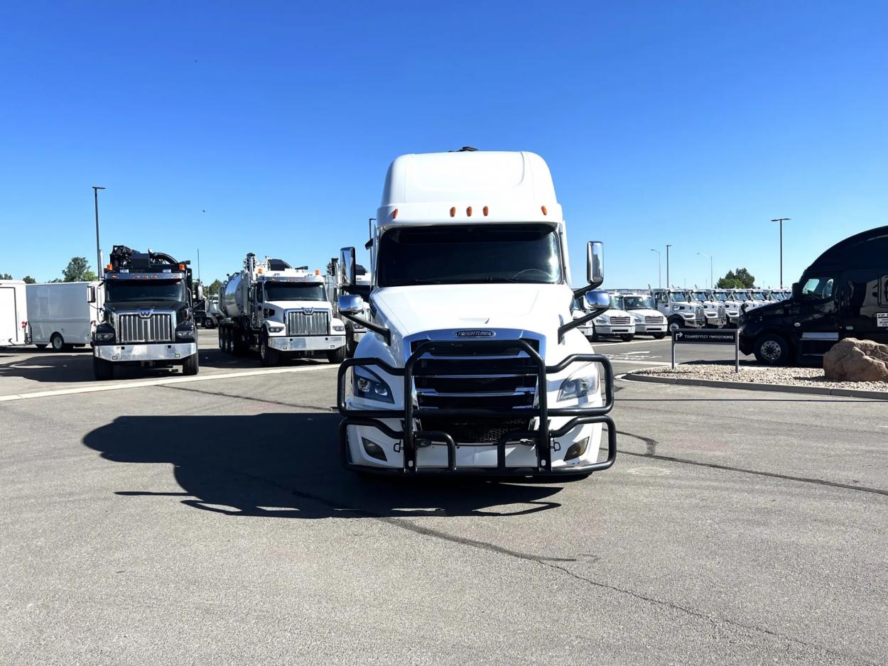 2020 Freightliner Cascadia 126 | Photo 2 of 18