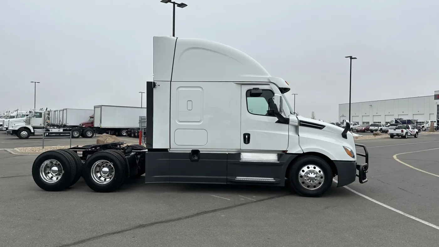 2023 Freightliner Cascadia 126 | Photo 4 of 22