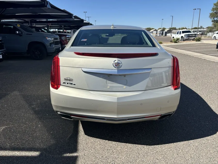 2014 Cadillac XTS Luxury | Photo 3 of 18